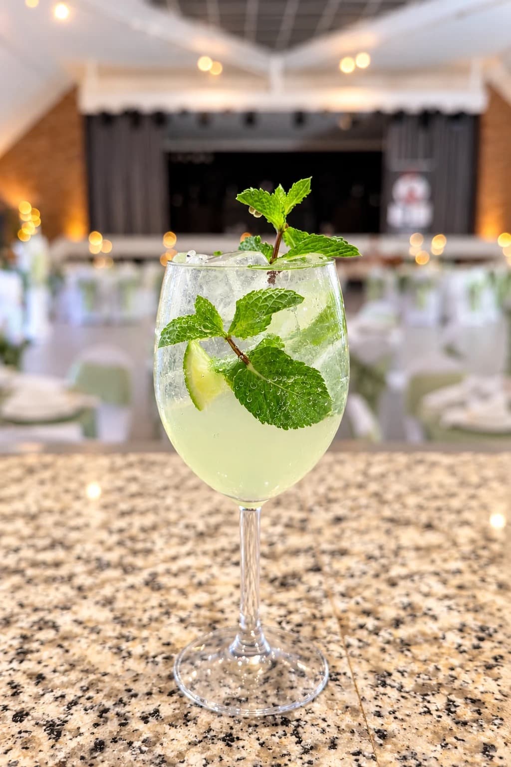 Mocktail de bienvenue à la menthe et au citron vert
